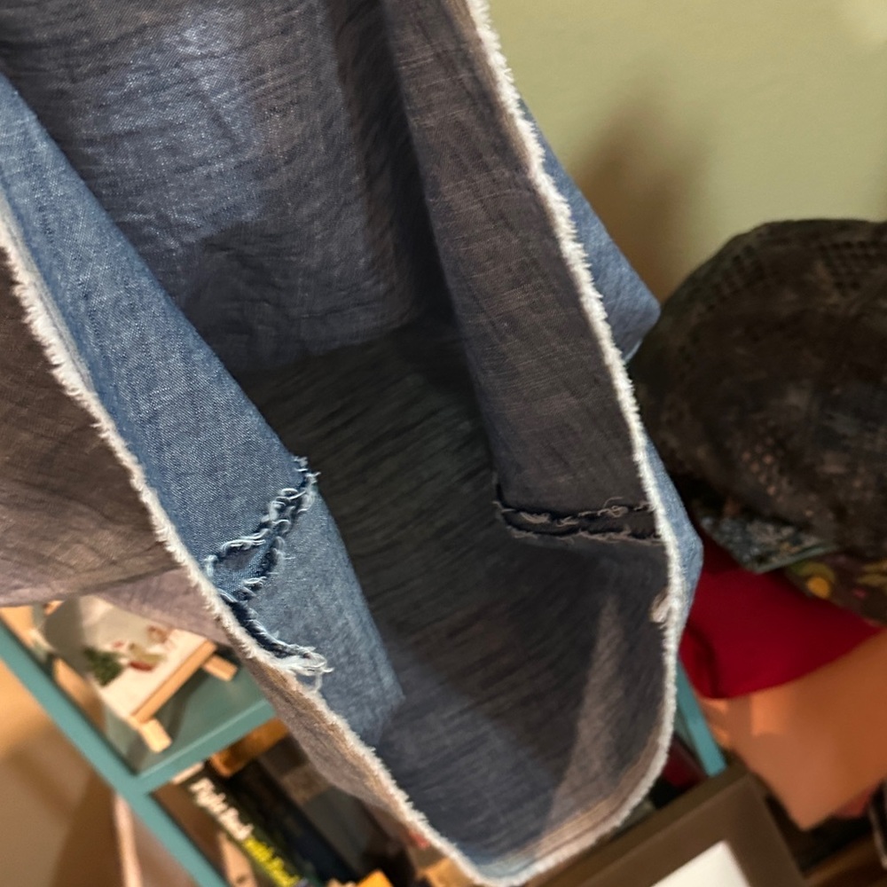 Sleeveless Blue Chambray Denim Top with Pocket - Picture 6 of 7